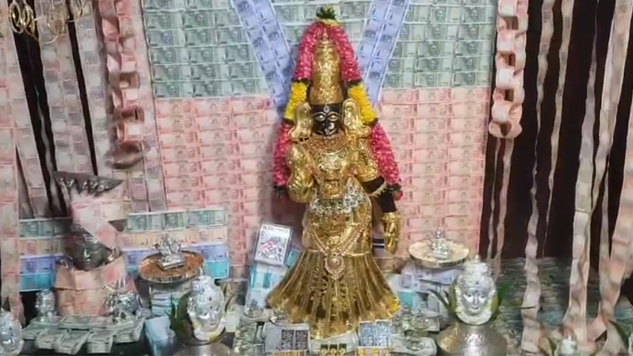 Kanyaka Parameswari | రూ.4 కోట్ల కరెన్సీ నోట్లు, 16 కిలోల నగలతో అమ్మవారికి అద్భుత అలంకరణ.. Video