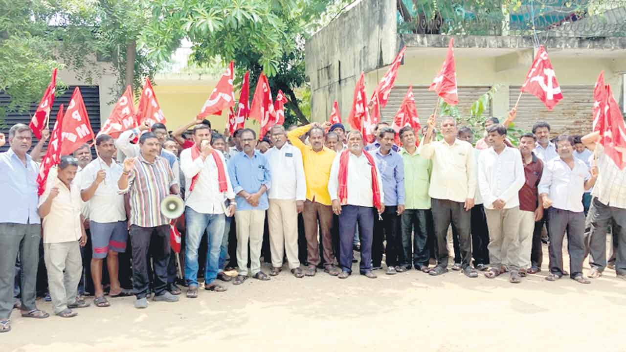 ఉపాధి కోసం నేతన్నల ఆందోళన