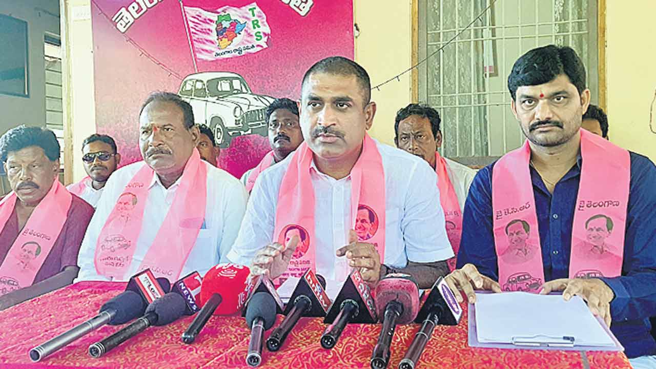 చేతగాకే డైవర్షన్‌ రాజకీయాలు