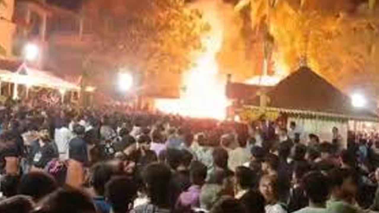 కేరళ ఆలయంలో బాణసంచా పేలుడు 150 మందికి గాయాలు