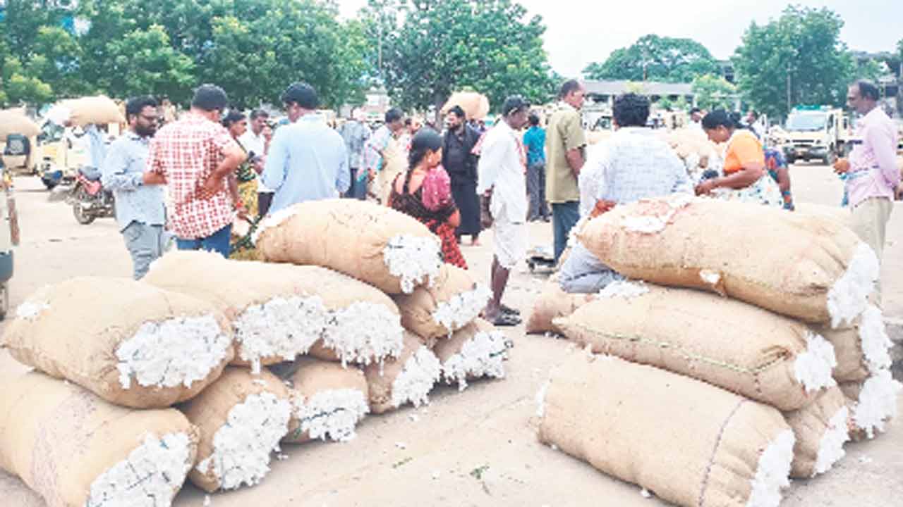 సీసీఐ.. కొనుగోళ్లు నై!