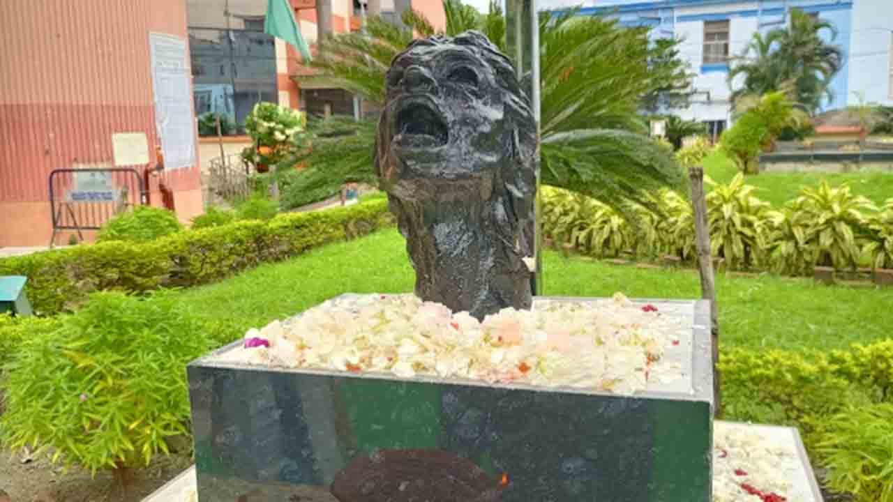 Kolkata rape murder | ఆర్జీ కర్‌ హాస్పిటల్‌లో హత్యాచార బాధితురాలి విగ్రహం.. చెలరేగిన వివాదం