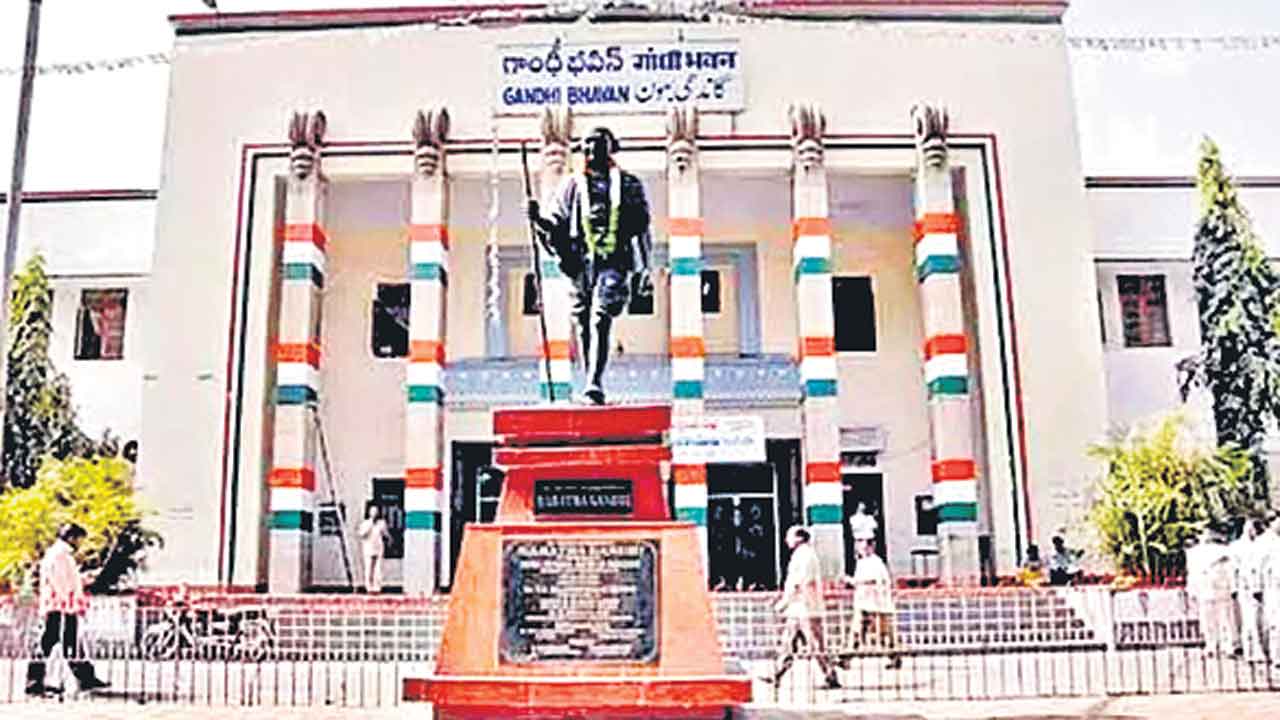 గ్రేటర్‌ కాంగ్రెస్‌ సమావేశం రచ్చరచ్చ