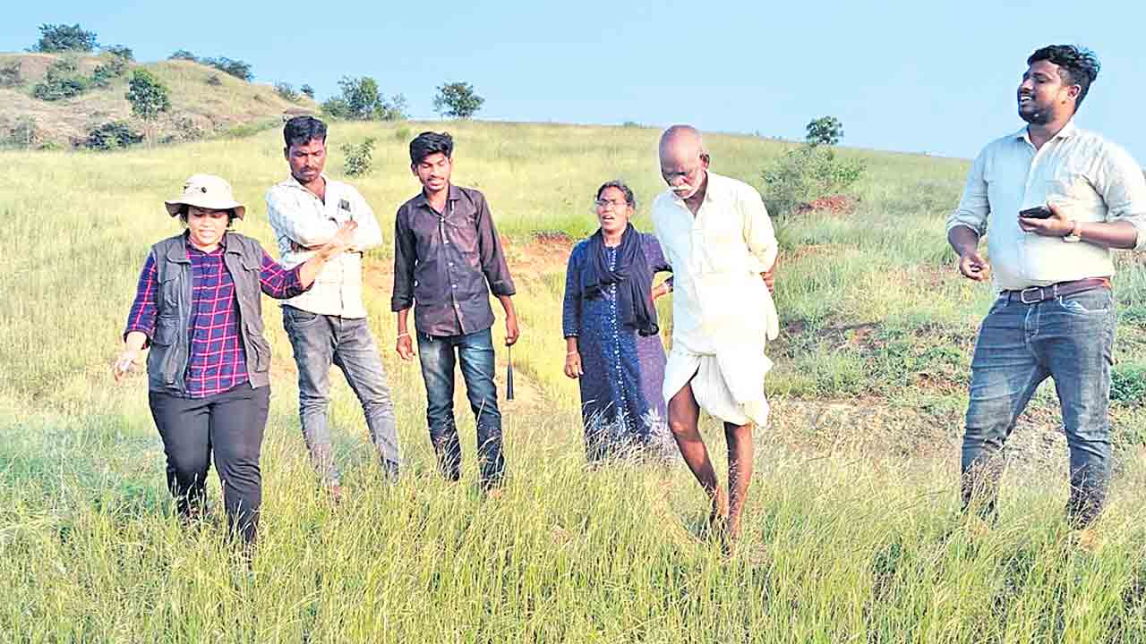 అధికారులను అడ్డుకున్న భూ బాధితులు