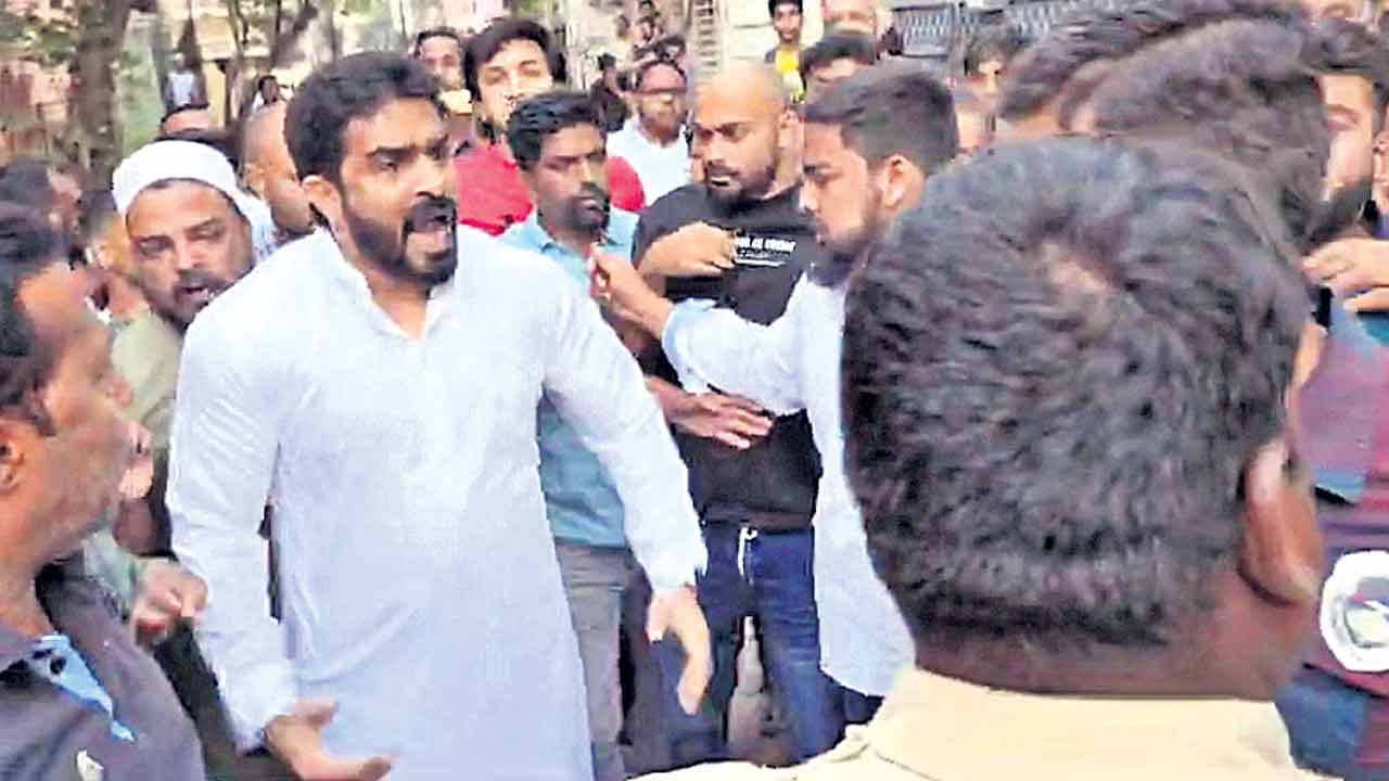 MIM | కాంగ్రెస్‌ నేతలపై ఎంఐఎం దాడి.. పోలీసుల సాక్షిగా దౌర్జన్యం