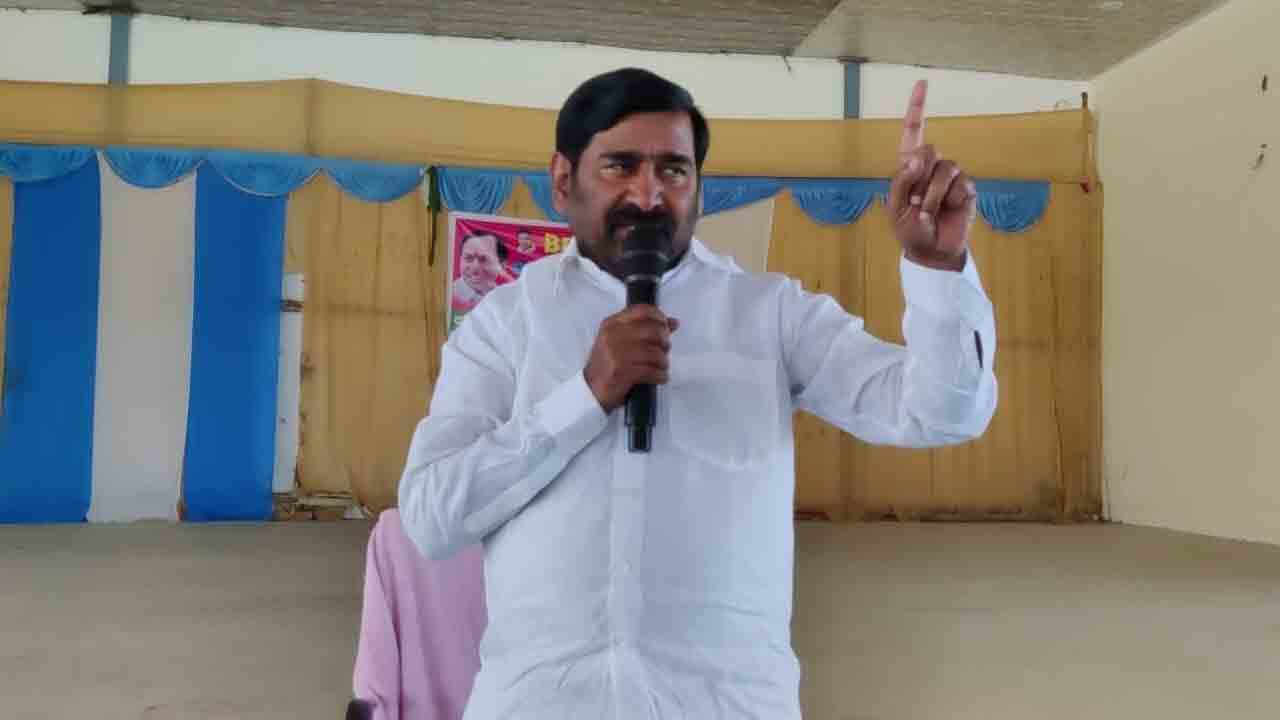 నిత్యం ప్రజల్లో ఉండాలి సమస్యలపై పోరాడాలి