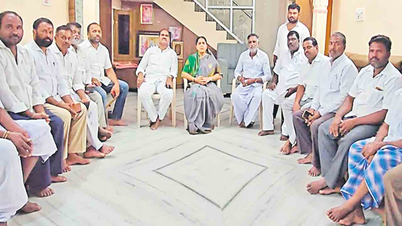 మంత్రి దిగజారి మాట్లాడటం సరికాదు