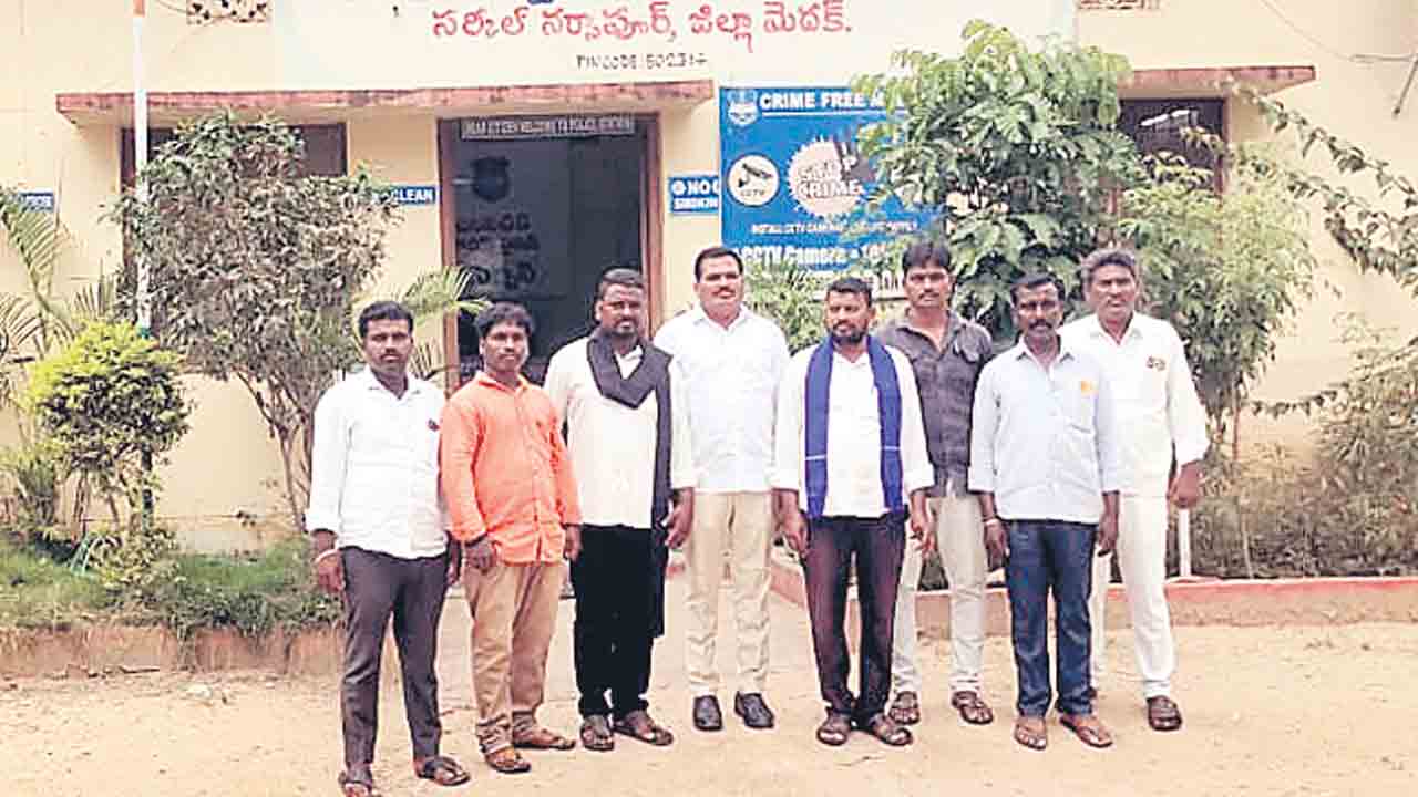 చిలిపిచెడ్‌ ఎస్సైపై చర్యలు తీసుకోవాలి