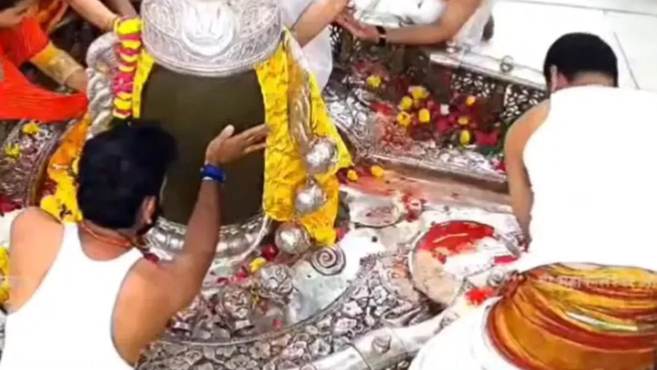 Shrikant Shinde | చిక్కుల్లో మహారాష్ట్ర సీఎం కుమారుడు.. మహాకాళీ టెంపుల్ రూల్స్‌ బ్రేక్‌