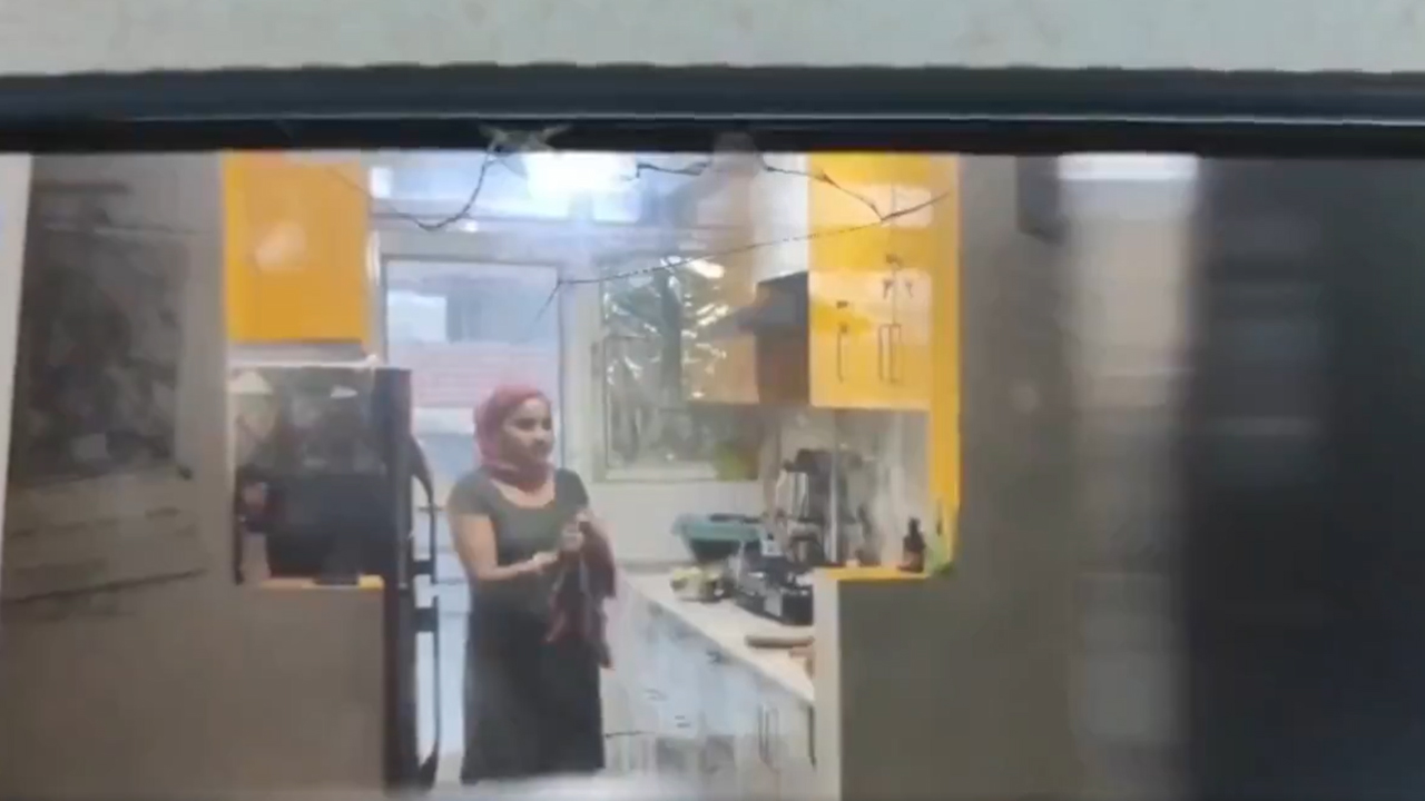 Viral news | వ్వాక్‌.. ఇదేం పనిరా బాబూ.. మూత్రంతో పిండి పిసికి రొట్టె చేసిన పని మనిషి.. Video