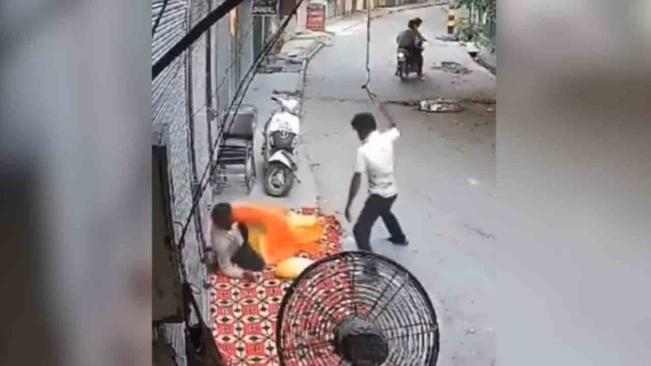 Watch: బహిరంగంగా మూత్ర విసర్జన చేయవద్దన్నందుకు.. దారుణంగా కొట్టిన వ్యక్తి