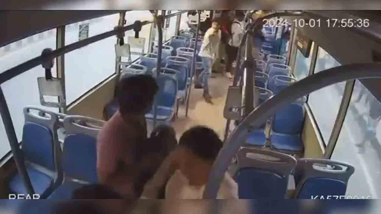 Man Stabs Bus Conductor | బస్సు డోర్‌ వద్ద ఉండోద్దన్నందుకు.. కండక్టర్‌ను కత్తితో పొడిచిన వ్యక్తి