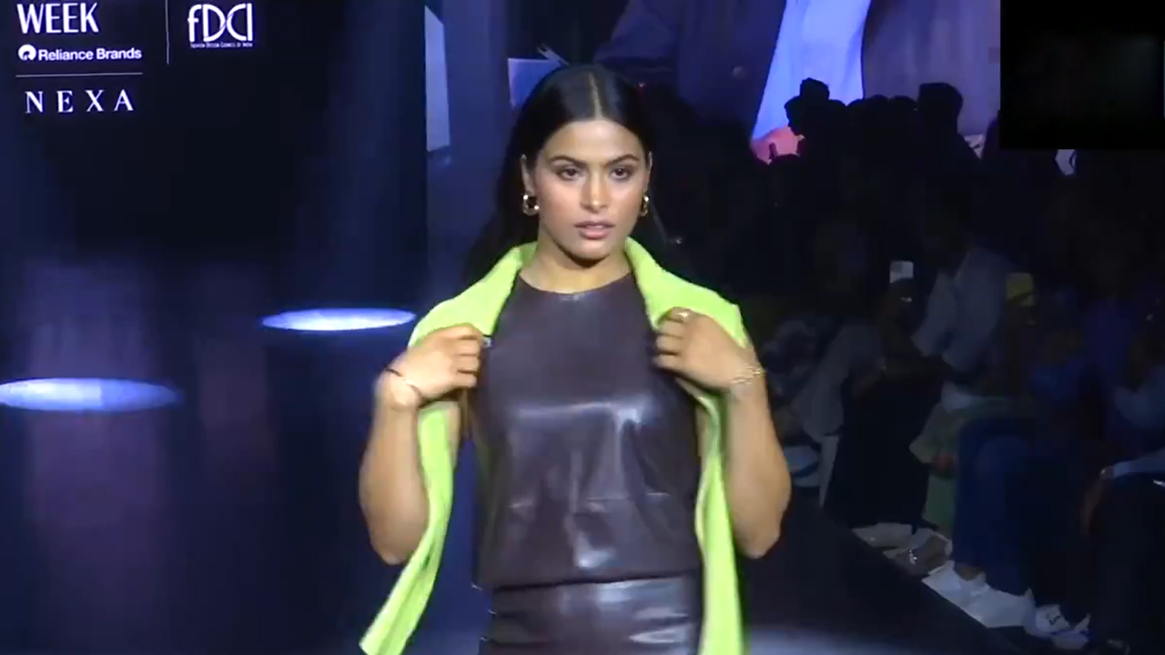 Manu Bhaker | లాక్మే ఫ్యాషన్‌ వీక్‌లో మెరిసిన షూటర్‌ మనూ భాకర్‌.. Video