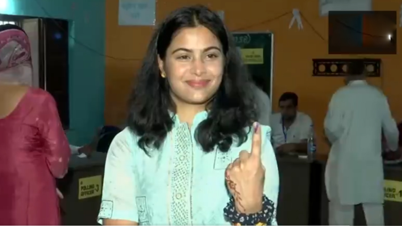 Manu Bhaker | తొలిసారి ఓటు హక్కు వినియోగించుకున్న మనూ భాకర్‌.. Video