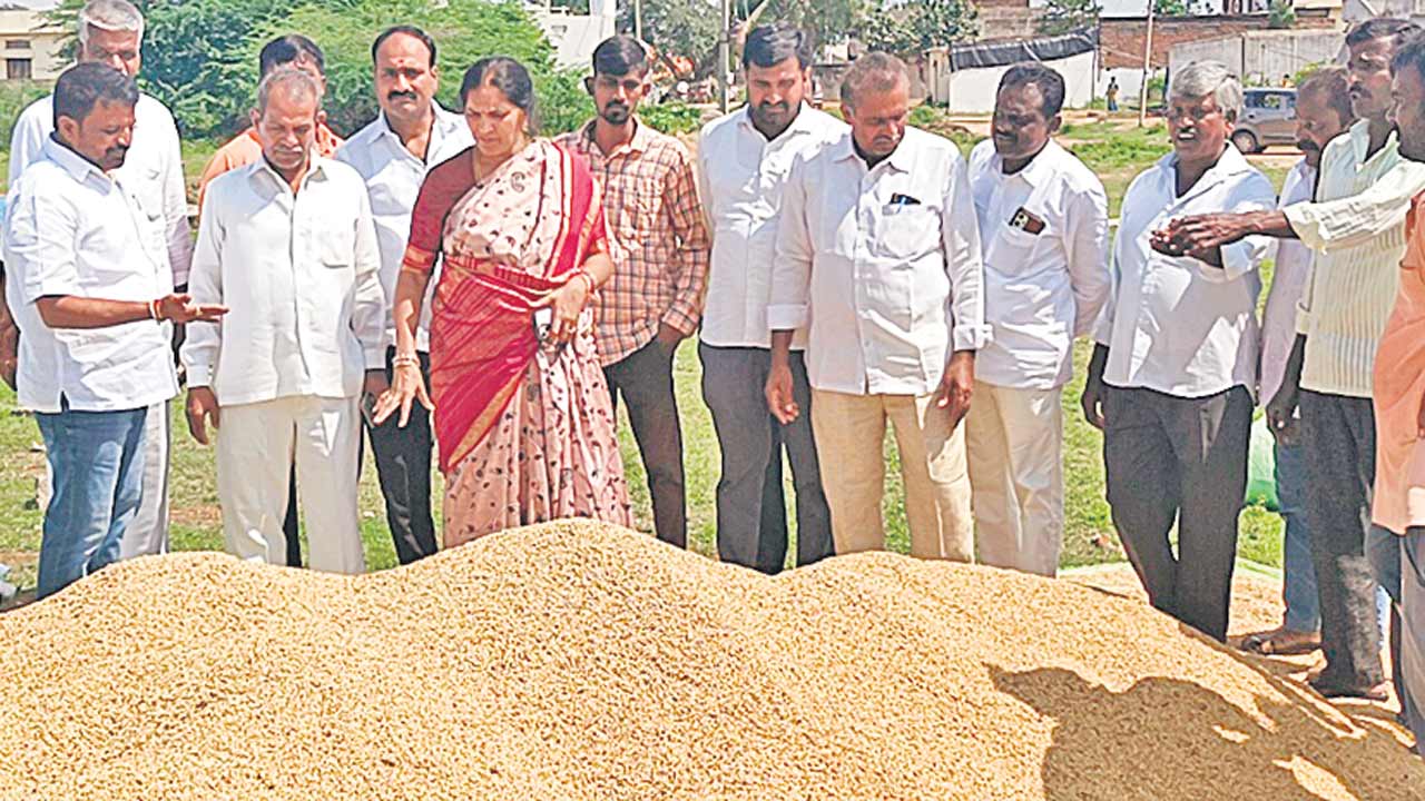 తడిసిన ధాన్యాన్ని ప్రభుత్వం కొనాలి