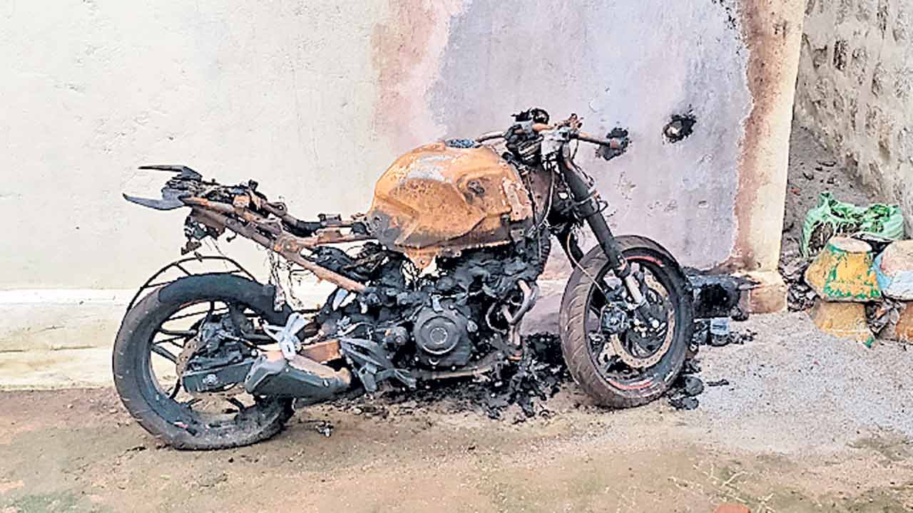 కొల్కూర్‌లో 8 బైకులు దహనం