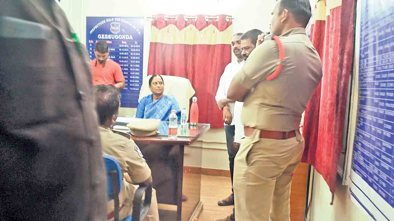 Minister Konda Surekha | మళ్లీ రేఖ దాటిన సురేఖ.. సొంత పార్టీ ఎమ్మెల్యేతో కయ్యం