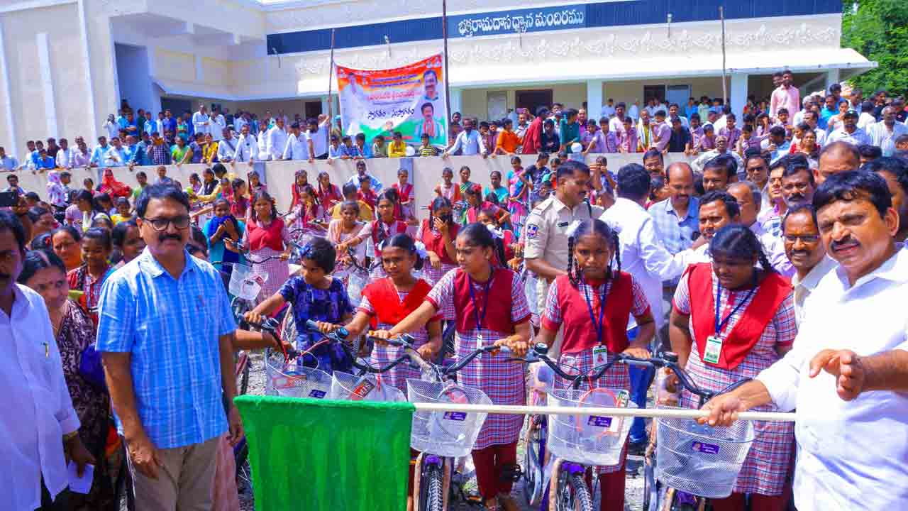 ఆర్థిక ఇబ్బందులున్నా ఇందిరమ్మ ఇళ్లిస్తాం