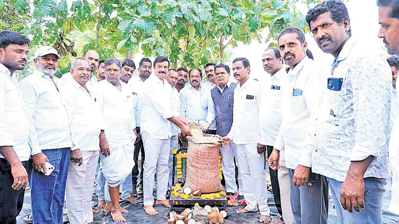 అభివృద్ధిపై ప్రభుత్వం దృష్టి పెట్టాలి