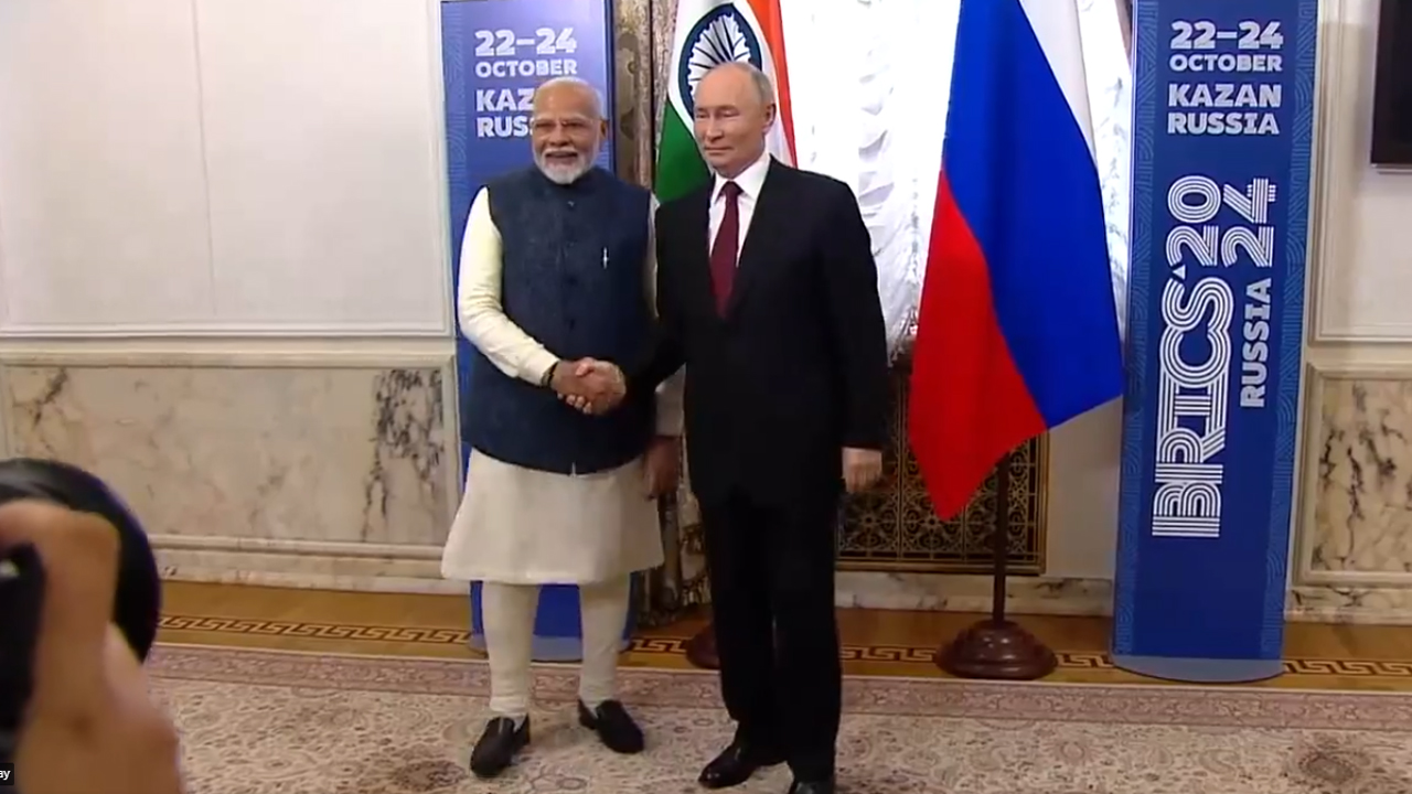 PM Modi | రష్యా అధ్యక్షుడితో ప్రధాని మోదీ భేటీ.. ద్వైపాక్షిక అంశాలపై చర్చ.. Video