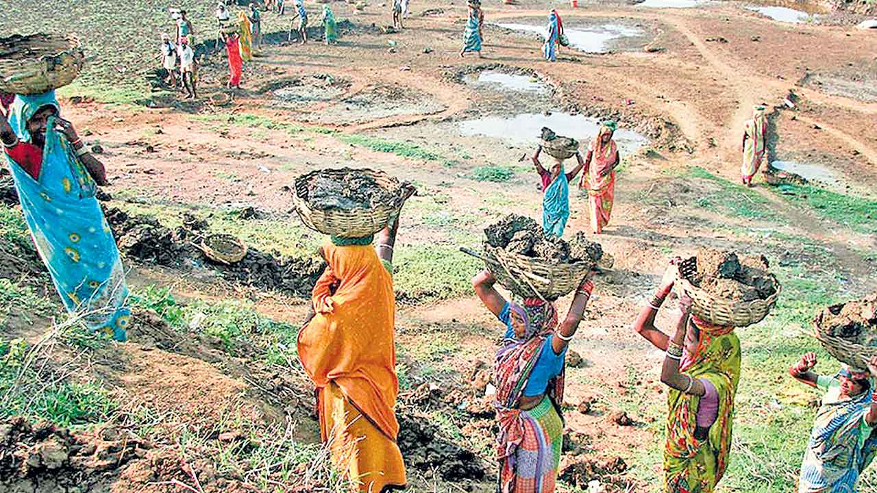 MGNREGS | ఉపాధి హామీకి కేంద్రం తూట్లు.. ఆరు నెలల్లో 84.8 లక్షల మంది కార్మికుల తొలగింపు