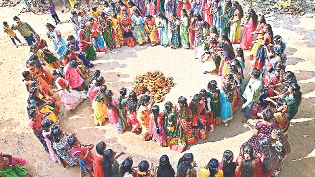 పూల పండుగొచ్చె