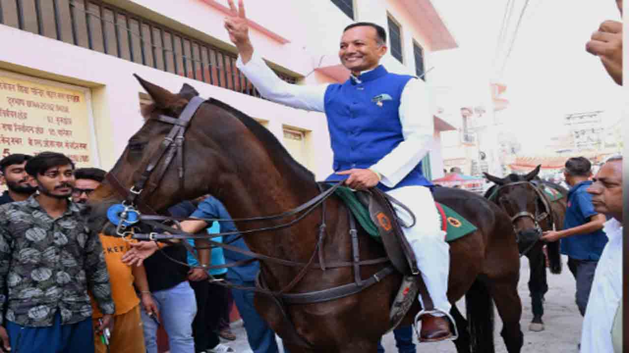 Naveen Jindal | గుర్రంపై వచ్చి ఓటు వేసిన బీజేపీ ఎంపీ నవీన్ జిందాల్