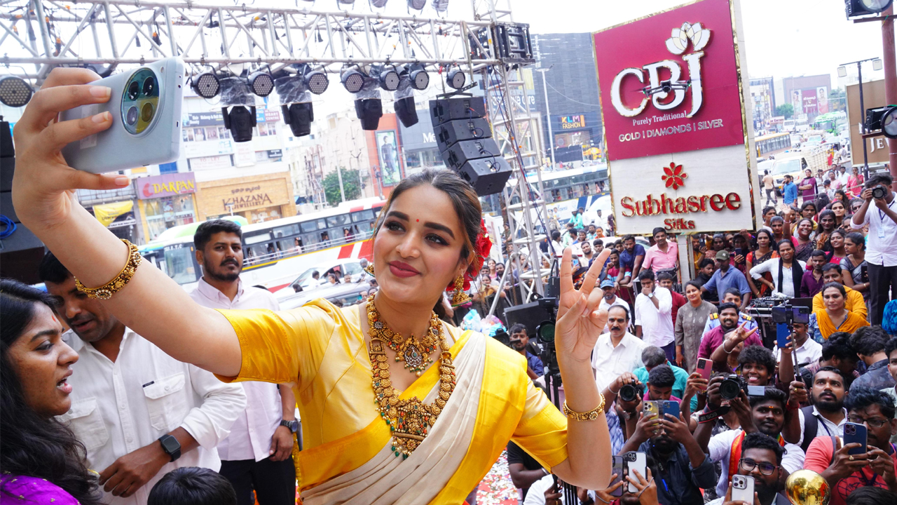 Nidhhi Agerwal | చందానగర్‌లో సీబీజే గోల్డ్ అండ్‌ డైమండ్స్ ప్రారంభం.. కనువిందు చేసిన సినీనటి నిధి అగర్వాల్