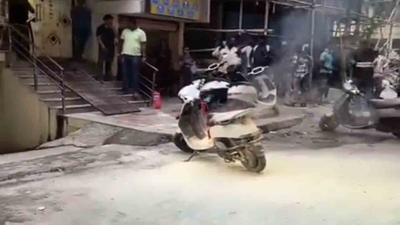 Ola Scooter Catches Fire | ఓలా స్కూటర్‌లో చెలరేగిన మంటలు.. తర్వాత ఏం జరిగిందంటే?
