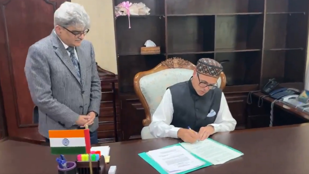 Omar Abdullah | జమ్ముకశ్మీర్‌ ముఖ్యమంత్రిగా బాధ్యతలు స్వీకరించిన ఒమర్‌ అబ్దుల్లా.. Video