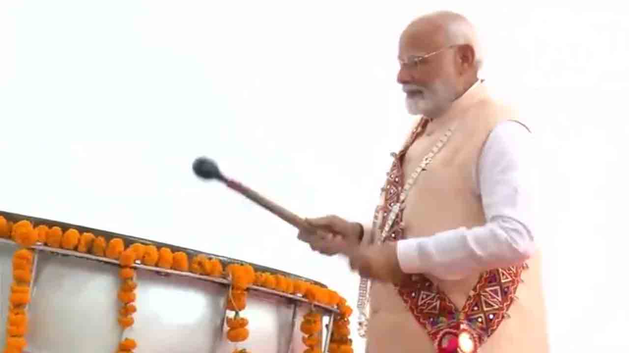 PM Modi | ఢోలు వాయించిన ప్రధాని మోదీ.. వీడియో వైరల్‌