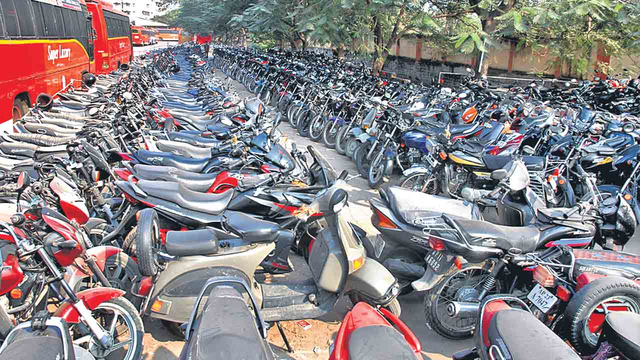 రేపటి నుంచి మెట్రో పార్కింగ్‌ ఫీజు