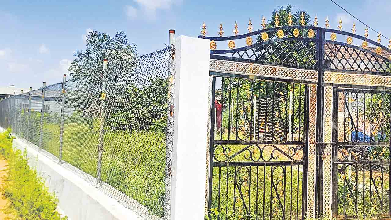 నిధులు రాక నిలిచిన ప్రగతి పనులు