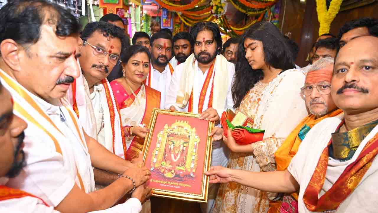 Pawan Kalyan | సరస్వతీ దేవి అలంకారంలో బెజవాడ దుర్గమ్మ.. కుమార్తెతో కలిసి దర్శించుకున్న పవన్‌ కల్యాణ్‌