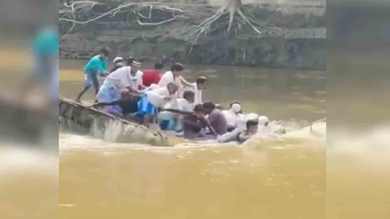 Watch: తెప్పపై నది దాటేందుకు కొందరు యత్నం.. తర్వాత ఏం జరిగిందంటే?