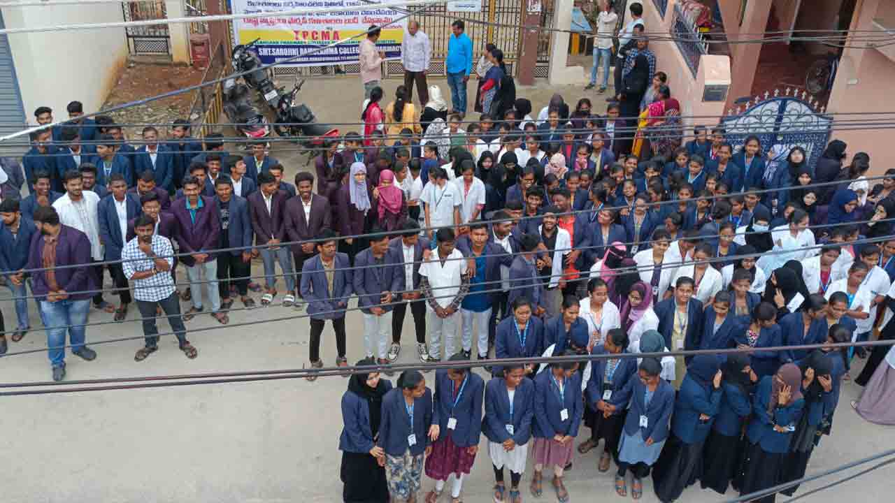 ఫీజు రీయింబర్స్‌మెంట్‌ చెల్లించాలి