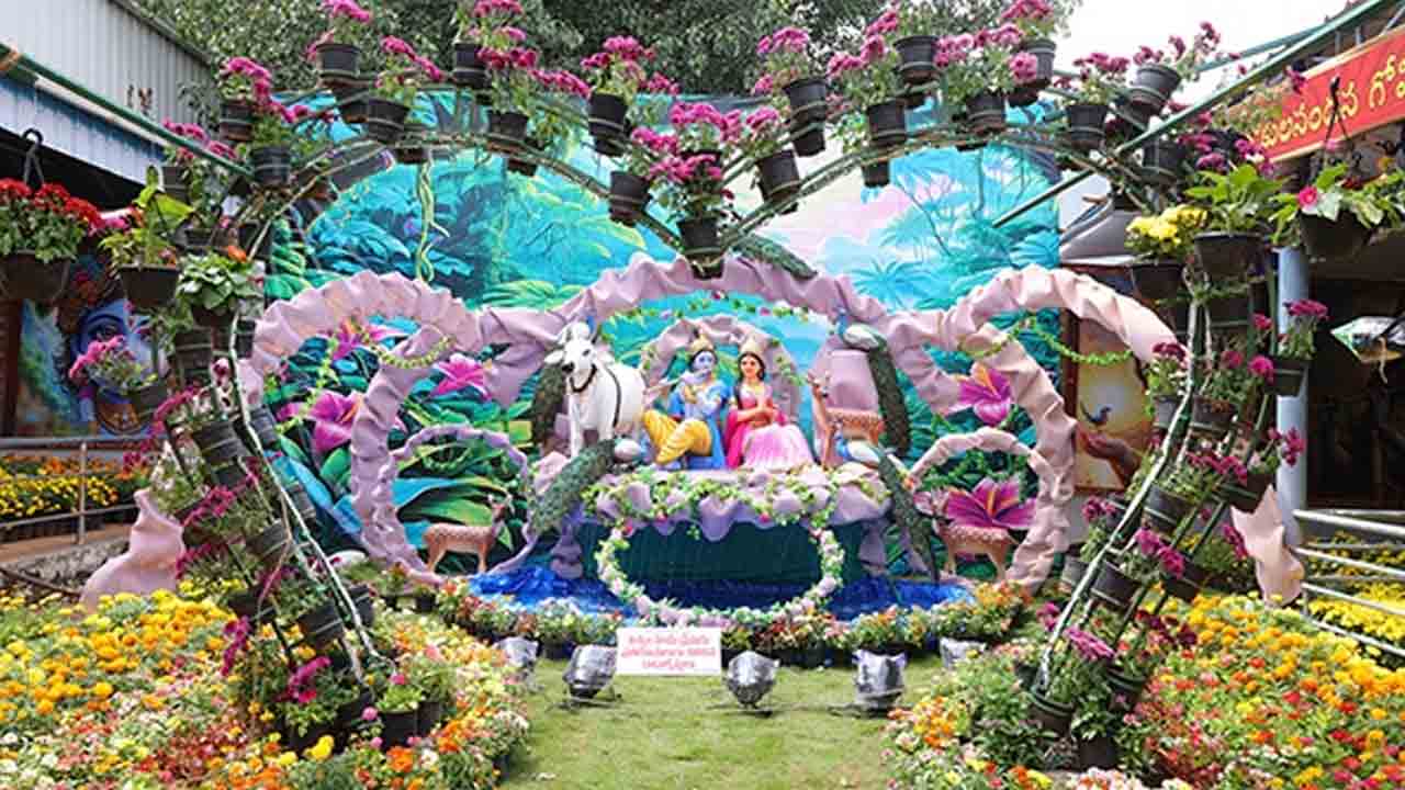 Tirumala | శ్రీవారి భ‌క్తుల‌ను ఆక‌ట్టుకుంటున్న ఫ‌ల‌,పుష్ప ఫొటో ప్రద‌ర్శన‌