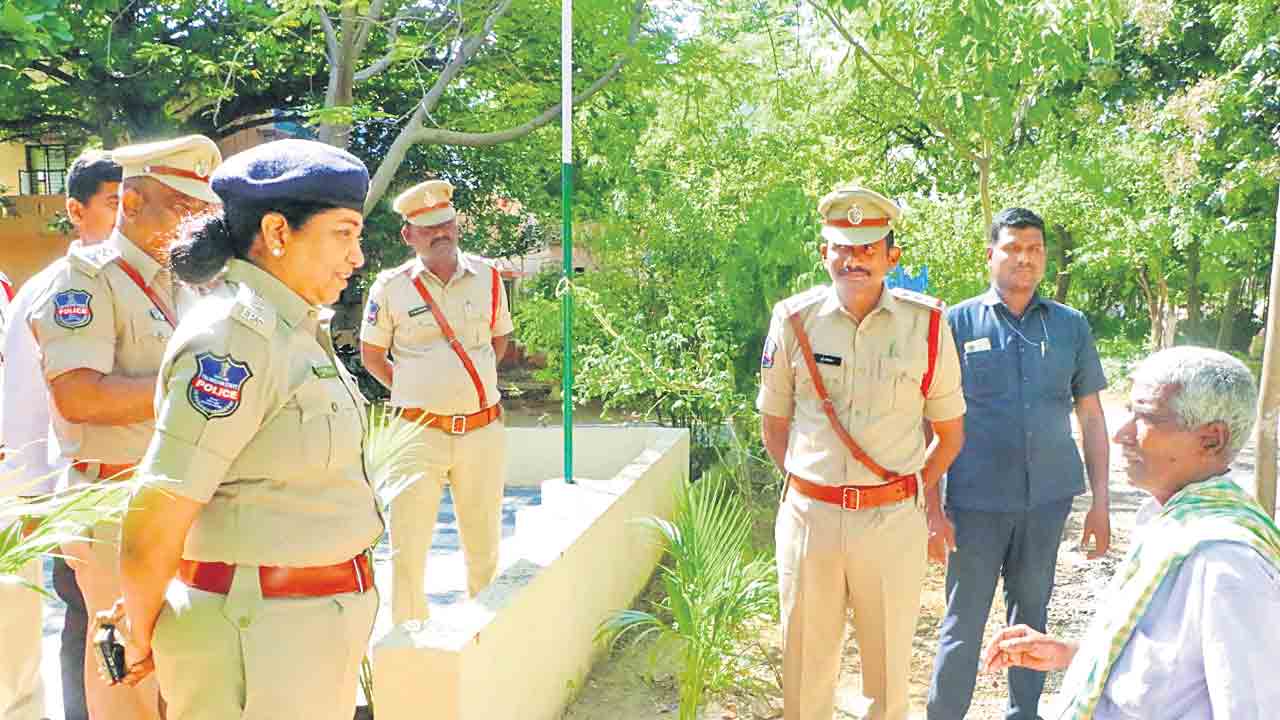 ఫిర్యాదులు వేగంగా పరిష్కరించాలి