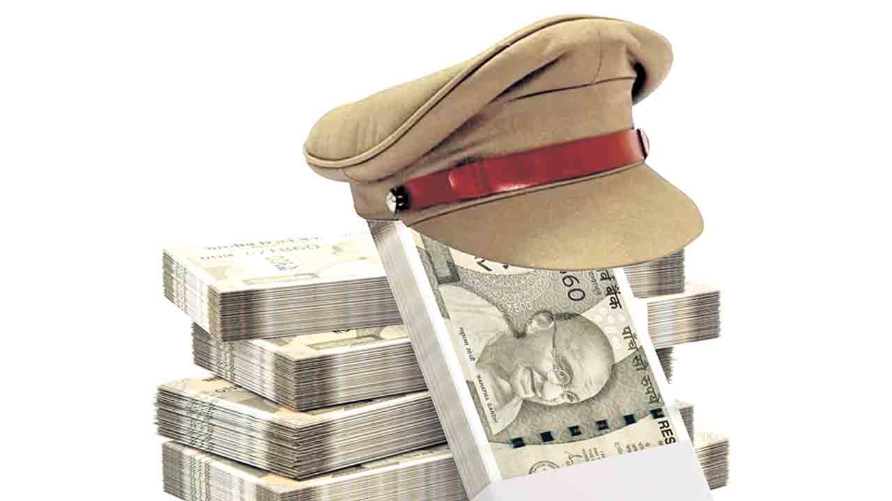 Telangana | లంచంలో వాటా కోసం కొట్టుకున్న కానిస్టేబుళ్లు!