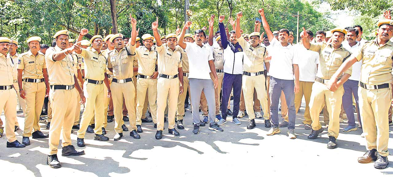 Telangana Police | భగ్గుమన్న బెటాలియన్లు.. వెట్టిచాకిరీ నుంచి విముక్తి కోసం రోడ్డెక్కిన కానిస్టేబుళ్లు