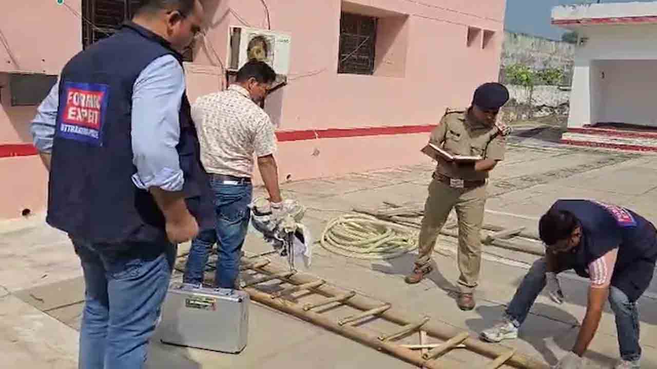 Prisoners Escape | రామ్‌లీలా నాటకంలో కోతులుగా నటించిన ఖైదీలు.. నిచ్చెనలు ఎక్కి పరార్‌