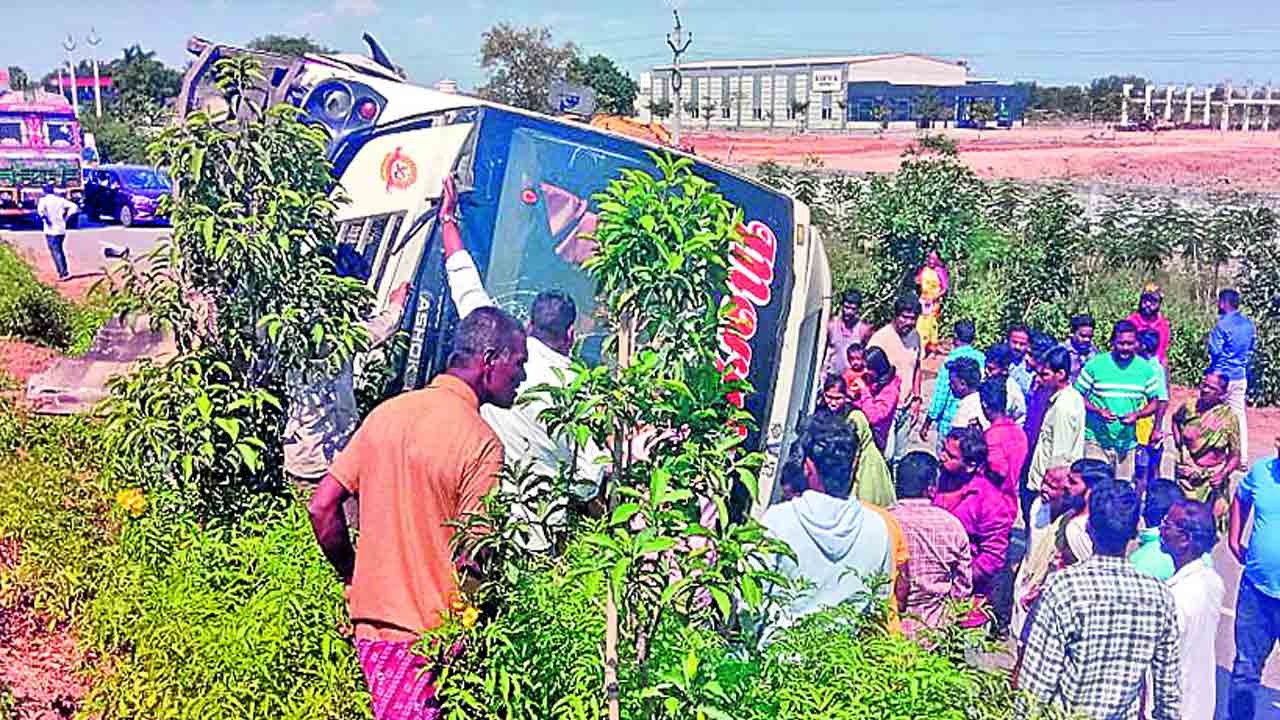 టైర్‌ పేలి ప్రైవేట్‌ బస్సు బోల్తా