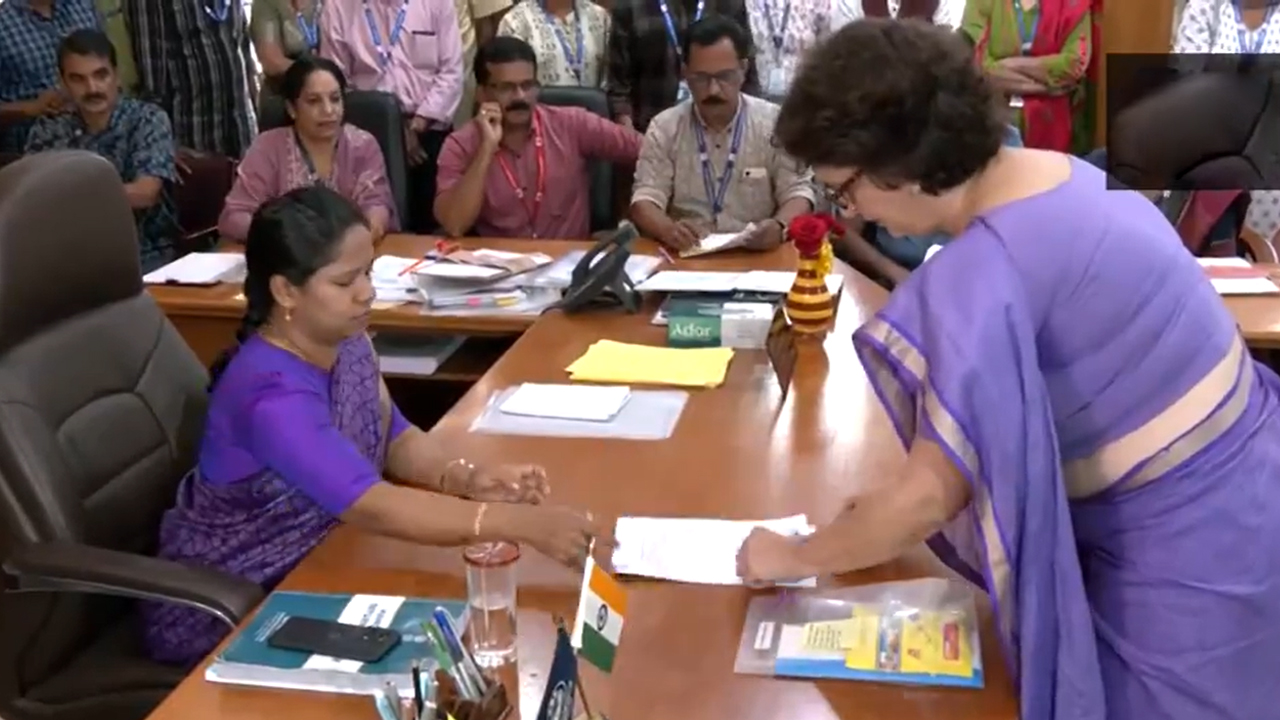 Priyanka Gandhi | వాయనాడ్‌ లోక్‌సభ స్థానానికి నామినేషన్‌ దాఖలు చేసిన ప్రియాంకాగాంధీ.. Video