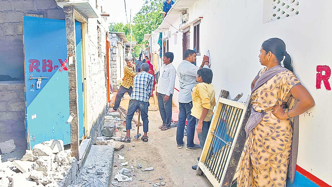 Musi River | మూసీ నిర్వాసితులను వెంటాడుతున్న రేవంత్‌ సర్కార్‌.. తాజాగా మూసారంబాగ్‌లో 25 ఇండ్లు నేలమట్టం
