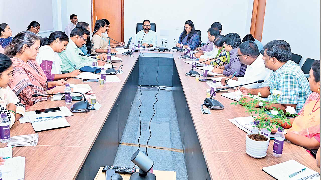 గ్రామాలను ఆదర్శంగా తీర్చిదిద్దాలి