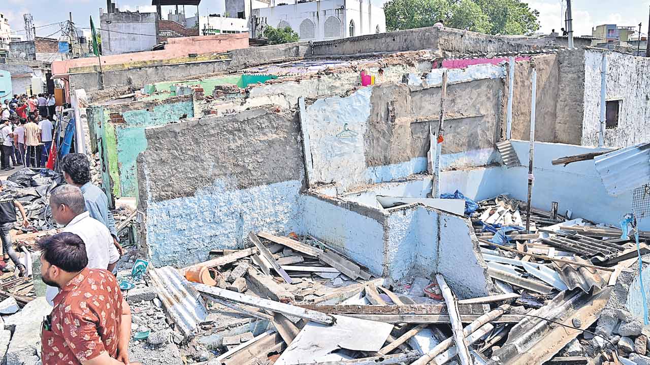 బతుకమ్మ బతుకమ్మ ఉయ్యాలో.. బతుకు ఆగమాయే ఉయ్యాలో