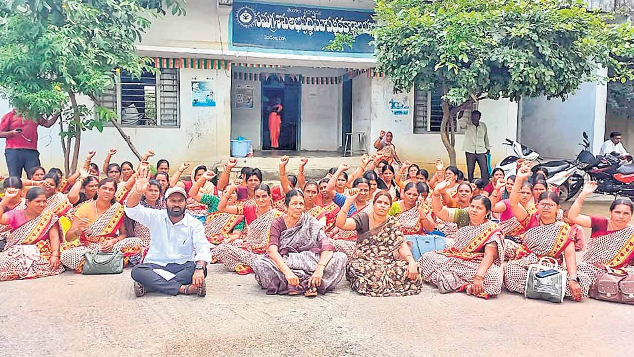 పెండింగ్‌ వేతనాలు చెల్లించాలి