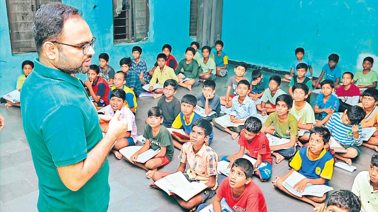 గురుకుల పాఠశాలలో కలెక్టర్‌ ఆకస్మిక తనిఖీ