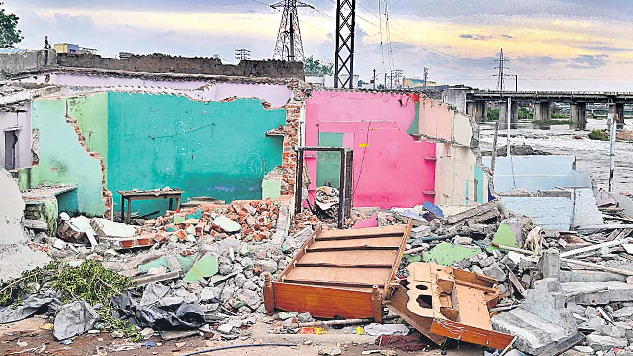 Musi | కాలనీల్లో భయం భయం.. దూసుకొస్తున్న జేసీబీలు!