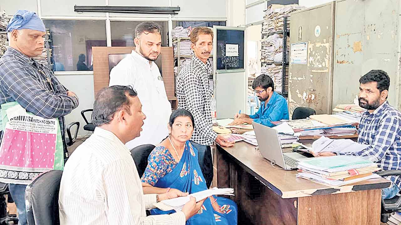 మేం నివాసం ఉంటున్న ఇండ్లను వదలం